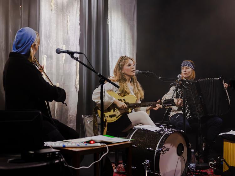 Den norske alternative popartist og fløjdedronning Vilde Tuv, skabte magi i vinterkulden torsdag aften på Hotel Cecil. Foto: Anders Holst Pedersen