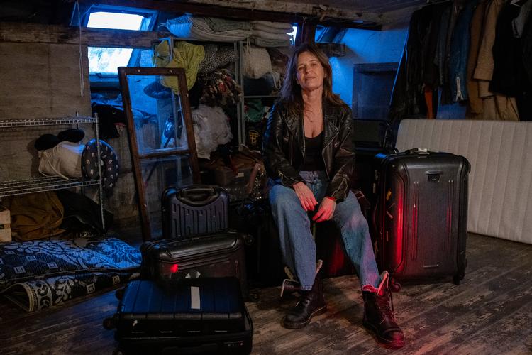 I et loftrum opbevarer Nynne Oldenburg flere af de ting, hun fik af Jean-Claude, da de var sammen. Efter hans pludselige død fik hun behov for at sætte nogle af tingene i stand. Foto: Vikki Søholm