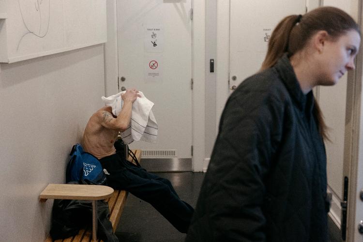 Nyvasket hår tørres. Mangler man tørt eller varmt tøj, kan man også få det. Foto: Loui Pedersen