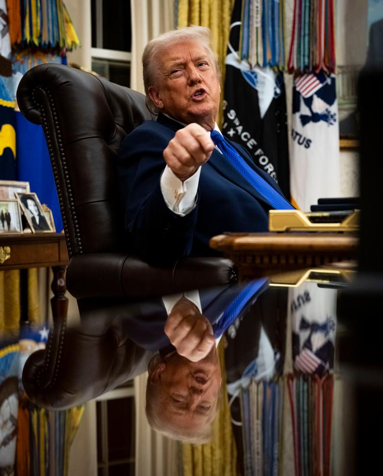 Præsident Donald Trump gestikulerer under et interview med The New York Times i Det Ovale Kontor 7. januar 2026.
 Foto: Doug Mills/Ritzau Scanpix