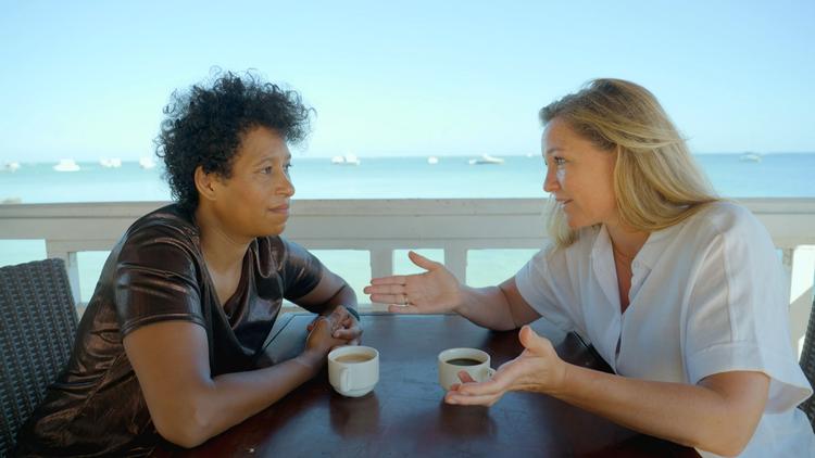 Journalist Mette Frisk har ikke meget at gå efter, da hun skal finde Dominiques mor i Mauritius. Men i 'Sporløs' kan alt jo lade sig gøre. Foto: Dror Kasinsky/DR