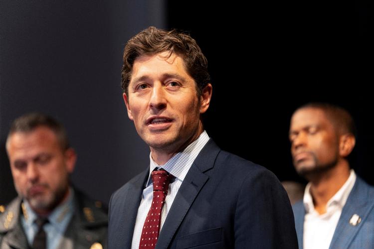 Jacob Frey affejede hurtigt Trump-administrationens påstande om mordet på Renee Good. I et opslag på X har han skrevet: »Lad os kalde en spade for en spade. Kristi Noem så videoerne og ønsker ikke en upartisk undersøgelse, fordi hun ved, at hendes fortælling om indenlandsk terrorisme er vrøvl«. Foto: Tim Evans/Ritzau Scanpix
