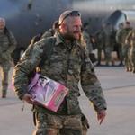 Henrik Bager comes home from a deployment in Iraq. Under his arm, he carries a doll for his daughter. Foto: privatfoto