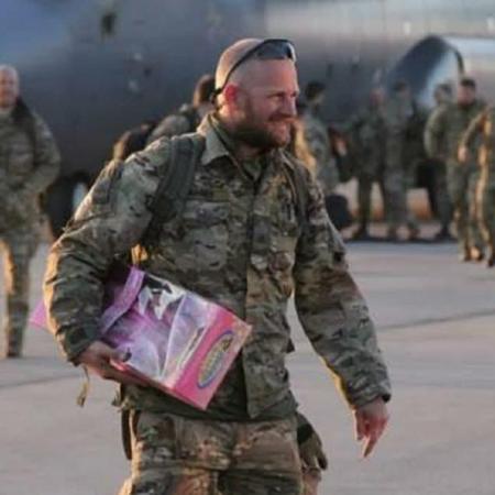 Henrik Bager comes home from a deployment in Iraq. Under his arm, he carries a doll for his daughter. Foto: privatfoto