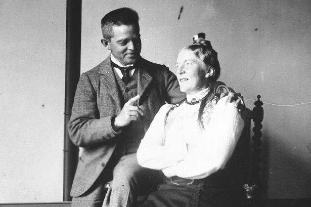 Carl Nielsen og Anne Marie Carl-Nielsen fanget på sammen i en solstråle på et fotografi. Oprindelsen af fotografiet er ukendt.  Foto: Museum Odense