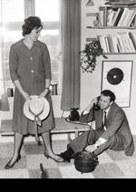 »Søs og Ib Drasbæk i deres hyggelige hjem«, lød teksten til dette pressebillede fra omkring 1960. Ib Drasbæk omkom i en trafikulykke i 1997, og  Søs Drasbæk  døde i 2007, 70 år gammel. I dag er det DK Company A/S, der har rettighederne til Dranella. Foto: Museum Midtjylland/fra bogen