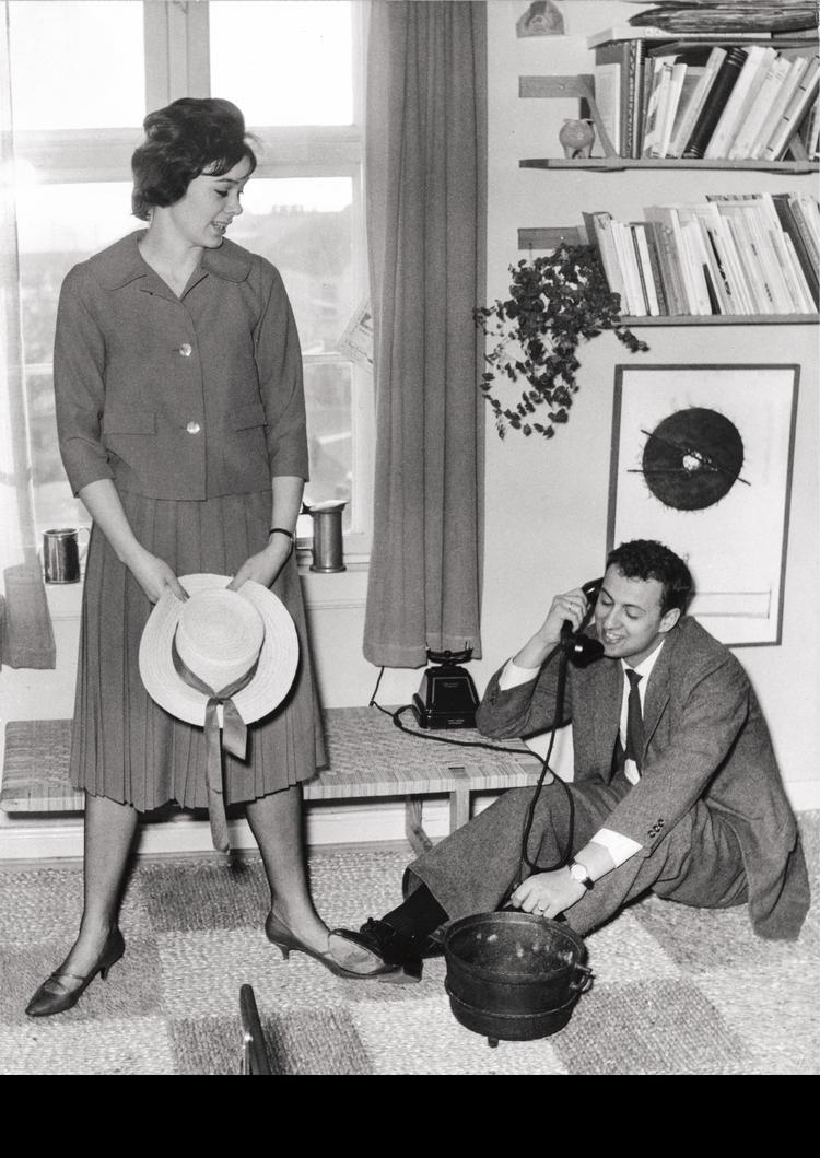 »Søs og Ib Drasbæk i deres hyggelige hjem«, lød teksten til dette pressebillede fra omkring 1960. Ib Drasbæk omkom i en trafikulykke i 1997, og  Søs Drasbæk  døde i 2007, 70 år gammel. I dag er det DK Company A/S, der har rettighederne til Dranella. Foto: Museum Midtjylland/fra bogen