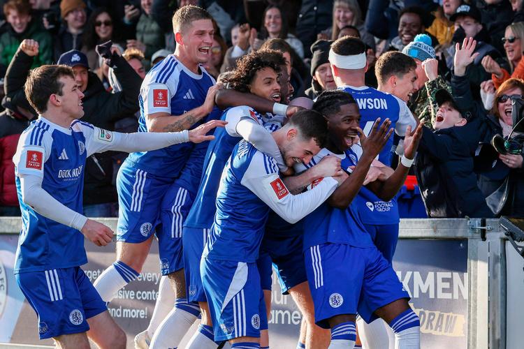 Macclesfield, der trænes af det engelske fodboldikon Wayne Rooneys lillebror, John Rooney, vandt overraskende med 2-1 over de forsvarende pokalmestre, Crystal Palace. Foto: Darren Staples/Ritzau Scanpix