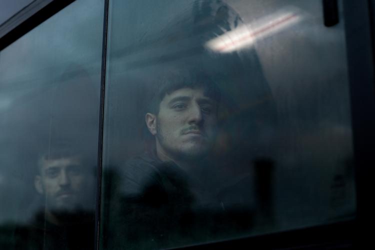 Kurdiske krigere bliver kørt i bus ud af Aleppo. Foto: Khalil Ashawi/Ritzau Scanpix