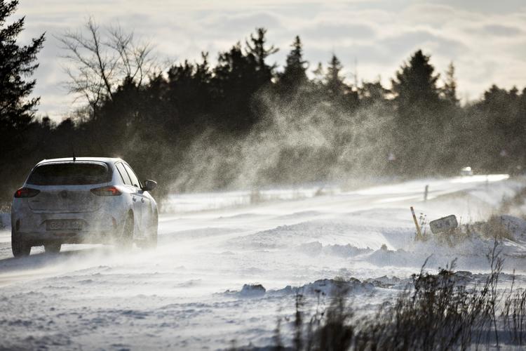 En front med sne banker på mandag i den vestlige del af landet, hvor der samtidig er risiko for snefygning flere steder. Billedet er fra rute 16 mellem Ringkøbing og Tim i fredags.  Foto: Astrid Dalum/Ritzau Scanpix