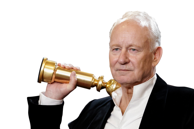 Den 74-årige svenske skuespiller Stellan Skarsgård med sin Golden Globe-statuette for bedste mandlige birolle.  Foto: Foto: Mario Anzuoni/Ritzau Scanpix