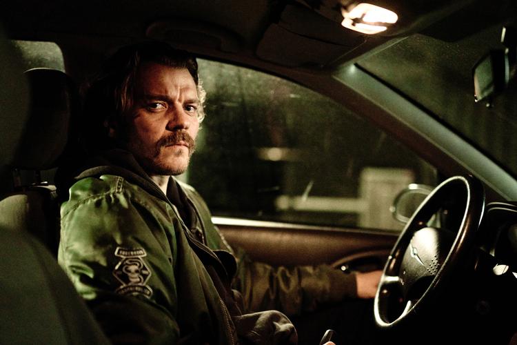 Målet helliger midlet for den hårdkogte narkobetjent 'Smiley' (Pilou Asbæk), der ikke er bange for at bøje loven, hvis det er til egen fordel.  Foto: Nikolaj Thaning Rentzmann / Prime Video