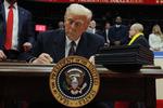 Donald Trump har allerede underskrevet flere dekreter i sin anden embedsperiode end i sine første fire år som præsident. »Trump og hans administration har smidt en masse spaghetti mod væggen for at se, hvad der blev hængende«, som lektor Niels Bjerre-Poulsen formulerer det. Flere af hans ordrer er dog blevet kaldt ulovlige og er under behandling ved domstolene. Arkivfoto:  Carlos Barria