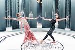 Dronningeduel mellem Mary Stuart og Elizabeth I som den rene, ballet-aristokratiske spejldans (Astrid Elbo og Camilla Spidsøe). I virkelighedens verden mødtes de to aldrig ansigt til ansigt.  Foto: Camilla Winther