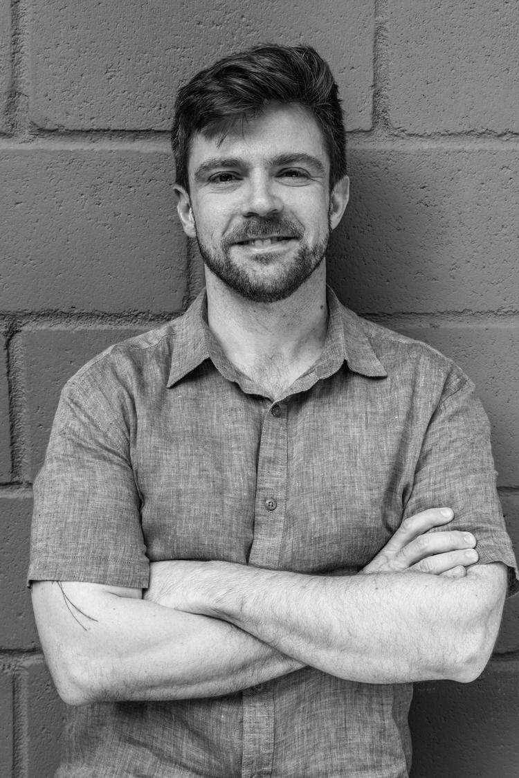 Den brasilianske forfatter José Henrique Bortoluci citerer blandt andet danske Tove Ditlevsen i sin bog Det der bliver tilbage efter min far’, der handler om hans far. Foto: Caio Oviedo