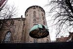 Den tonstunge kobberkuppel på Rundetårns observatorium løftes ned med kran for at få lagt nyt kobber på.    Foto: Jens Dresling