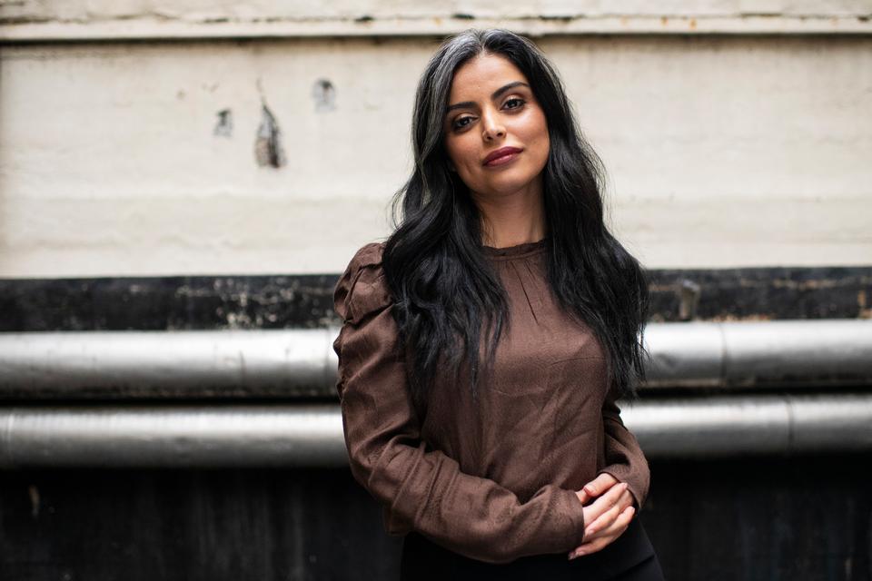 Forfatter Sara Omar skal for 3. gang forsøger at overbevise retten om, at det er hende og ikke filminstruktør Manyar Parwani, der har rettighederne omkring 300 timers optagelser af hende. Foto: Gregers Tycho/Ritzau Scanpix