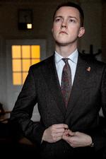 Siden 20-års alderen har Mikkel Bjørn gået med en såkaldt kongenål i reversen. Foto: Martin Lehmann