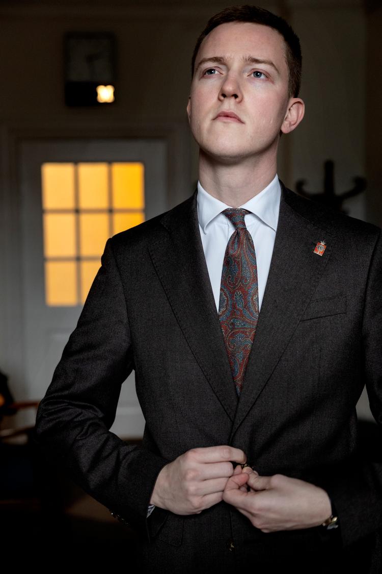 Siden 20-års alderen har Mikkel Bjørn gået med en såkaldt kongenål i reversen. Foto: Martin Lehmann