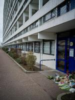 Det var fra svalegangen på syvende etage i denne ejendom i Høje Gladsaxe, at den toårige dreng blev kastet ud kort før jul. Beboere fra området lagde blomster. Foto: Mads Nissen