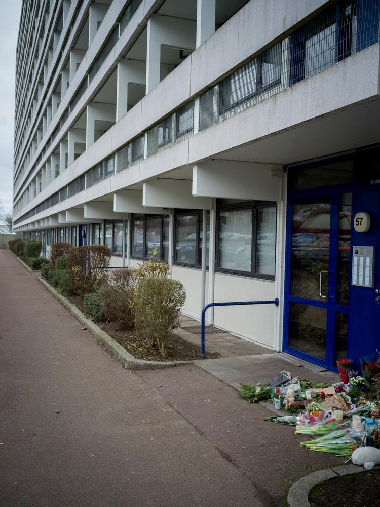 Det var fra svalegangen på syvende etage i denne ejendom i Høje Gladsaxe, at den toårige dreng blev kastet ud kort før jul. Beboere fra området lagde blomster. Foto: Mads Nissen