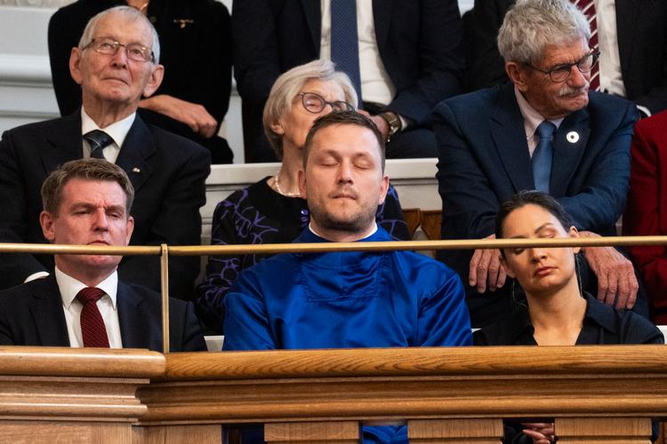 Fra Folketingets åbning. Grønlands regeringschef Jens-Frederik Nielsen (i blåt), og formand for partiet Demokraatit. Foto: Anthon Unger