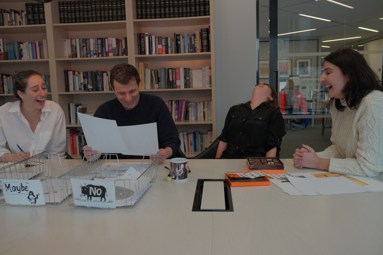 En scene fra den nye Netflix-serie med David Remnick og kollegaer. Han har været redaktør på The New Yorker siden 1998 og hver uge med til at vælge, hvilke af de op til 1.500 indsendte tegneserier der ender i magasinet. Foto: Netflix