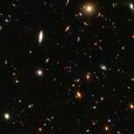 Kig godt på dette billede, som superteleskopet James Webb har taget af det tidlige univers. Læg mærke til den røde prik i midten af billedet, som har mystificeret verdens astronomer. Nu har et dansk forskerhold opdaget, hvad den røde prik er, og har løst gåden. Foto: The Ceers Survey/the Jades Survey/primer/the Uncover survey/dawn Jwst Archive