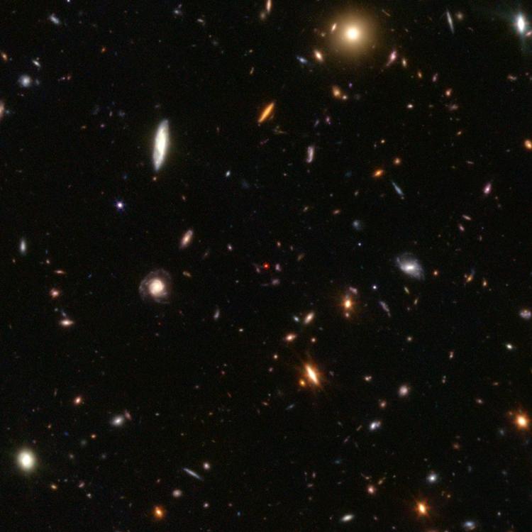 Kig godt på dette billede, som superteleskopet James Webb har taget af det tidlige univers. Læg mærke til den røde prik i midten af billedet, som har mystificeret verdens astronomer. Nu har et dansk forskerhold opdaget, hvad den røde prik er, og har løst gåden. Foto: The Ceers Survey/the Jades Survey/primer/the Uncover survey/dawn Jwst Archive