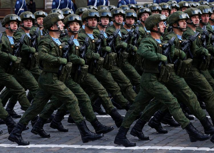 Russiske soldater på Den Røde Plads i Moskva 9. maj sidste år for at markere 80 års-dagen for sejren over Nazityskland under Anden Verdenskrig.  Foto: Maxim Shemetov/Ritzau Scanpix
