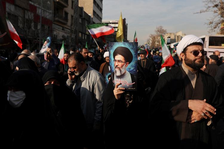 Irans  øverste leder, Ali Khamenei, nyder formentlig, at der også er demonstrationer til fordel for styret. Her er vi i Teheran i mandags. Omkring 2.000 mennesker er ifølge organisationen HRANA og en anonym iransk embedsmand dræbt under demonstrationer, skriver Reuters.
 Foto: Stringer/Ritzau Scanpix
