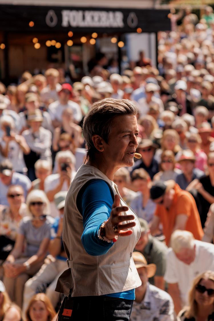 »In Europe, for all the wrong reasons, we’ve become dependent on outside partners who aren’t exactly trustworthy,« says Margrethe Vestager, pictured here on Politiken’s stage at Folkemødet 2025. Foto: Jacob Ehrbahn