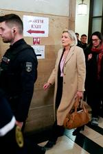 Sidste år blev Marine Le Pen kendt skyldig i omfattende svindel med EU-midler og blev udelukket fra at stille op til valg i fem år.​ »Jeg håber at kunne overbevise dommerne om min uskyld«, har Marine Le Pen sagt forud for ankesagen, der skal behandle sagen om EU-svindel på ny. Foto: Thomas Samson/Ritzau Scanpix