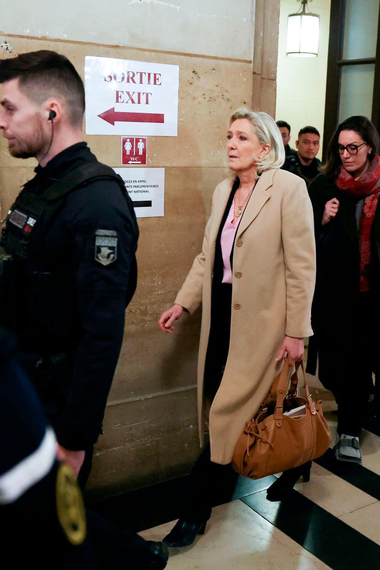 Sidste år blev Marine Le Pen kendt skyldig i omfattende svindel med EU-midler og blev udelukket fra at stille op til valg i fem år.​ »Jeg håber at kunne overbevise dommerne om min uskyld«, har Marine Le Pen sagt forud for ankesagen, der skal behandle sagen om EU-svindel på ny. Foto: Thomas Samson/Ritzau Scanpix