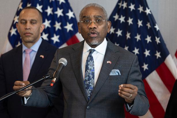 Hakeem Jeffries is the Democratic leader in the U.S. House of Representatives. He is holding a press conference at the NH Collection Hotel in Copenhagen. Behind him is Democrat Gregory W. Meeks. Foto: Finn Frandsen