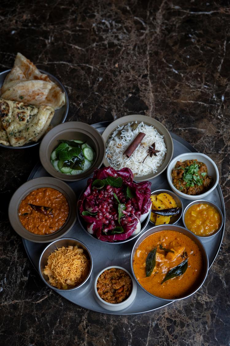 Menuens udgangspunkt er en thali – er et stort rundt sølvfad, der rummer 12 små skåle med forskelligt fyld. Et fund for 175 kroner pr. person. Foto: Mads Nissen