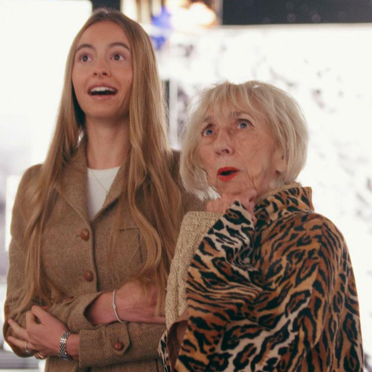 Hannah Zobel og Dorte Bülow lever forskellige liv. Men farmor Dorte mener, at Hannah burde være mere vild. Hvorfor  dog, spørger man efter første afsnit. Foto: Troels N'koya-Jensen