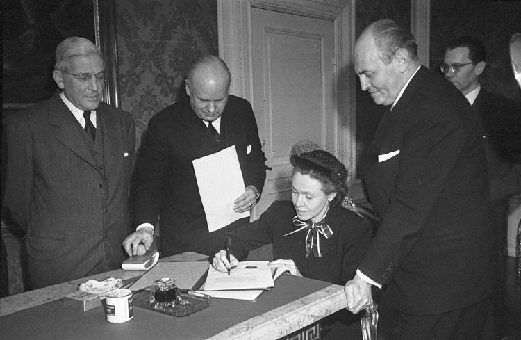 Den 27. april 1951 underskrev den amerikanske ambassadør i Danmark, Eugenie Anderson, og den danske udenrigsminister, Ole Bjørn Kraft (th.), en aftale om forsvaret af Grønland, der siden da har lagt rammerne for USA's tilstedeværelse. Da udenrigsminister Lars Løkke Rasmussen i sidste uge holdt pressemøde efter at have mødtes med den amerikanske vicepræsident og udenrigsminister, indledte han med at henvise til netop aftalen fra 1951.  Foto: Kurt Nielsen/Ritzau Scanpix