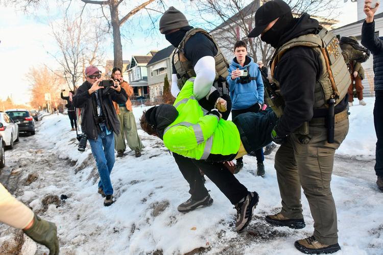 ICE-agenter og andre føderale ansatte er i gang med at pågribe en mand under protester i et boligområde i Minneapolis 13. januar.  Foto: Octavio Jones/Ritzau Scanpix