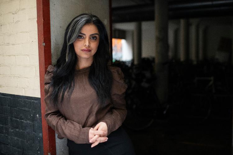 Politikens forlag er på vej med en ny roman af forfatter Sara Omar. Det kom frem under den  betændte retssag med filminstruktør Manyar Parwani om rettighederne til dokumentaroptagelser af Sara Omar fra 2018 og 2019. Foto: Gregers Tycho/Ritzau Scanpix