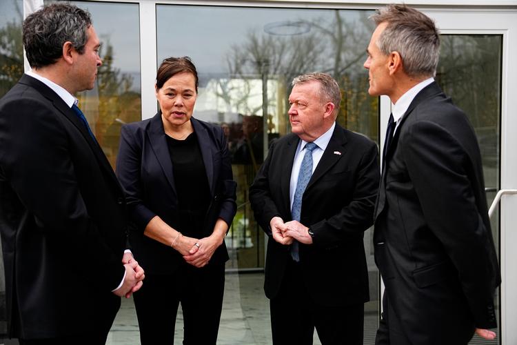 Danmarks udenrigsminister, Lars Løkke Rasmussen, og hans grønlandske kollega, Vivian Motzfeldt, på Danmarks ambassade i Washington før mødet med USA's vicepræsident, JD Vance, og landets udenrigsminister, Marco Rubio. Foto: Mads Claus Rasmussen/Ritzau Scanpix