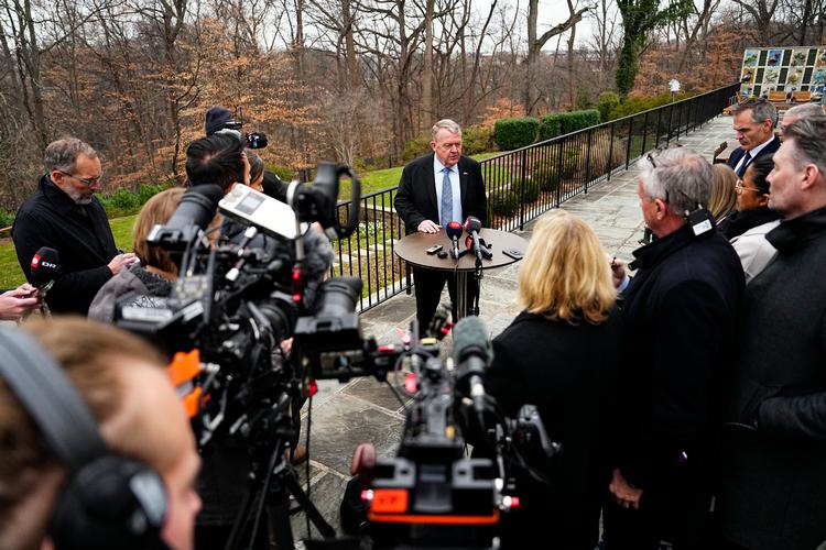 Lars Løkke Rasmussen på pressemøde nummer to efter hans den grønlandske minister for udenlandske anliggender, Vivian Motzfeldt, havde haft et møde med USA's vicepræsident, JD Vance, og landets udenrigsminister,  Marco Rubio. Denne gang blev pressemødet afholdt på dansk på den danske ambassade i Washington  Foto: Mads Claus Rasmussen/Ritzau Scanpix