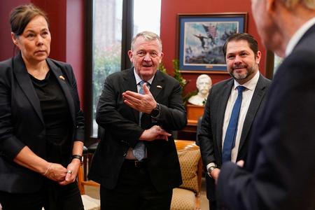 Lars Løkke Rasmussen and Vivian Motzfeldt also met with a string of senators. Here they are with Democrat Ruben Gallego and Republican Angus King. Foto: Nathan Howard/Ritzau Scanpix
