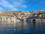 Der er mange endagsturister på Symi, men øens yndefuldhed varer døgnet rundt. Foto: Mona Heide Petersen