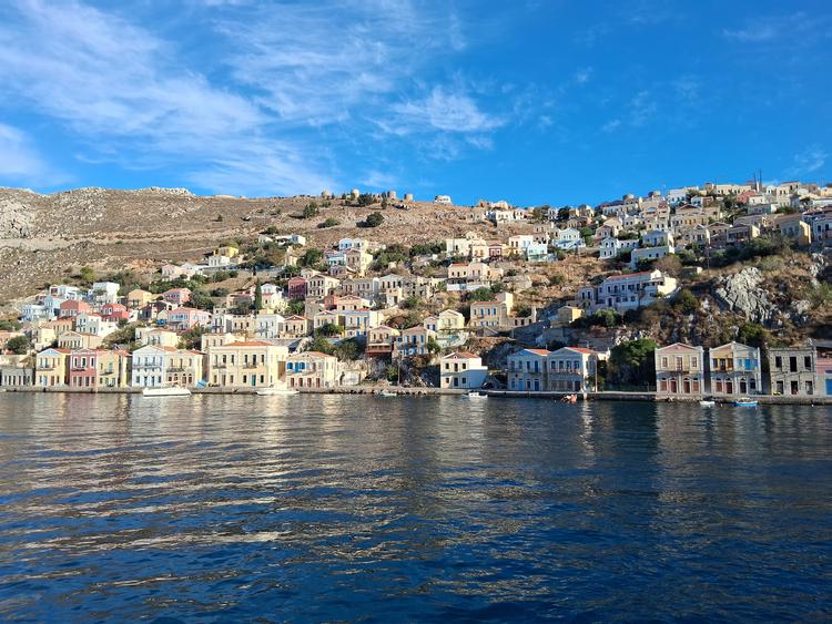 Der er mange endagsturister på Symi, men øens yndefuldhed varer døgnet rundt. Foto: Mona Heide Petersen
