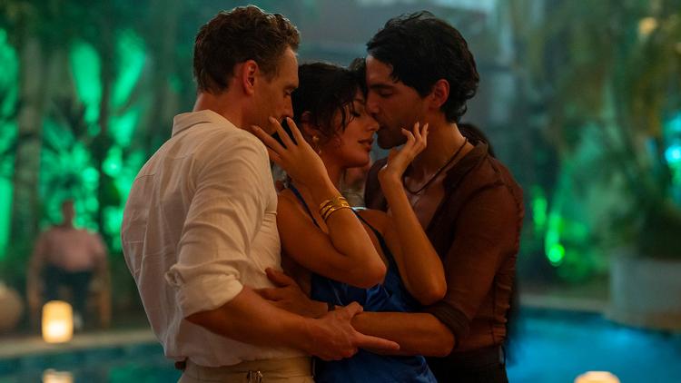 Højdepunktet i den længe ventede anden sæson af spionthrilleren 'The Night Manager' må siges at være en hed trekantscene mellem Jonathan Pine (Tom Hiddleston), forretningskvinden Roxana Bolaños (Camila Morrone) og skurken Teddy Dos Santos (Diego Calva).  Foto: Prime Video