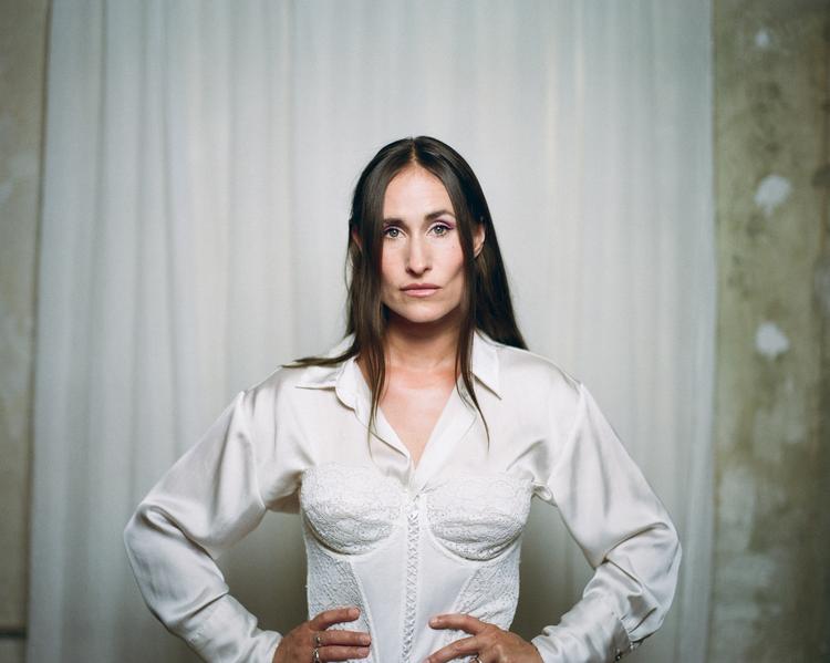 Rosalinde Mynster debuterede som forfatter i 2022 med erindringsbogen ’Min fars stemme’. 'Skønheden' er hendes første roman. Foto: Jesper Spanning