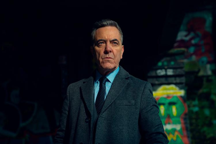 James Nesbitt er sikker i sin præstation som anfægtet patriark, der mister sit liv. Foto: Netflix