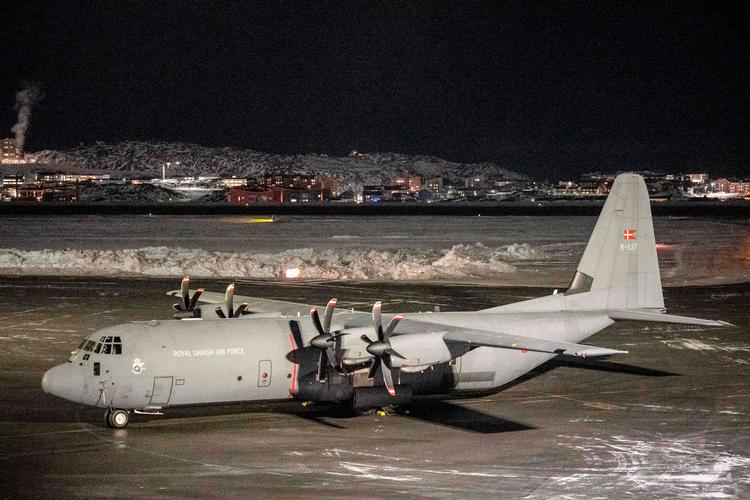 Et dansk Hercules-fly står parkeret i lufthavnen i Nuuk efter at være fløjet ind fra Danmark med forstærkninger. Også andre Nato-lande sender soldater til Grønland. Foto: Alessandro Rampazzo/Ritzau Scanpix