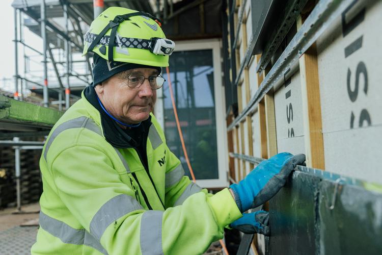 Tømrer Allan Kønigsfeldt fylder 63 år i 2026 og får et ekstra beskæftigelsesfradrag, men er ikke fristet af de økonomiske gulerødder for at fortsætte arbejdslivet. Han begyndte som lærling i 1980. Foto: Peter Maunsbach